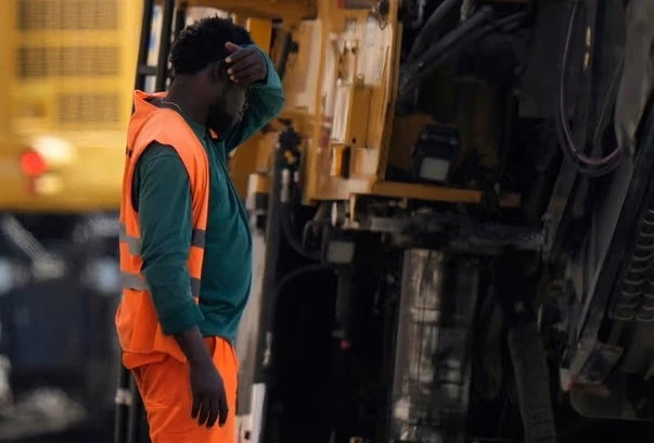 Italia kufizon punën në ambient të jashtëm, ndërsa vala e të nxehtit po thyen rekorde
