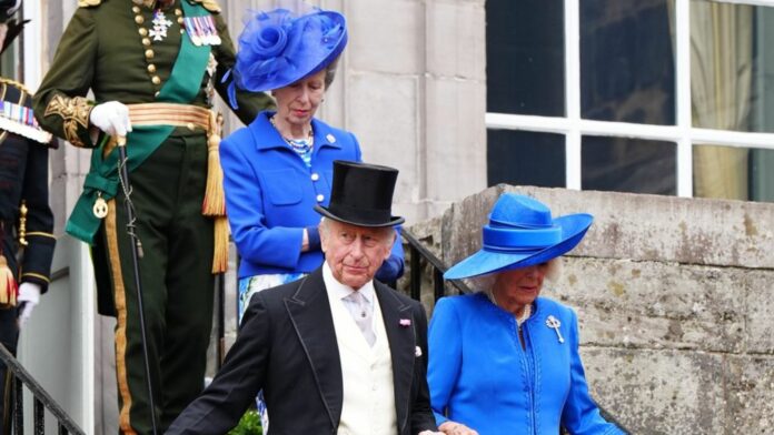 1751438303_news_image_image.gala_.de24410160tkjv3w1440r1.777802royalsbegeisternimblauenpartnerlook11spotonarticle1103972.jpg.jpeg