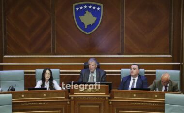 Deputetët e PDK-së, LDK-së dhe AAK-së protestojnë në sallë pas dështimit të 41-të të seancës konstituive
