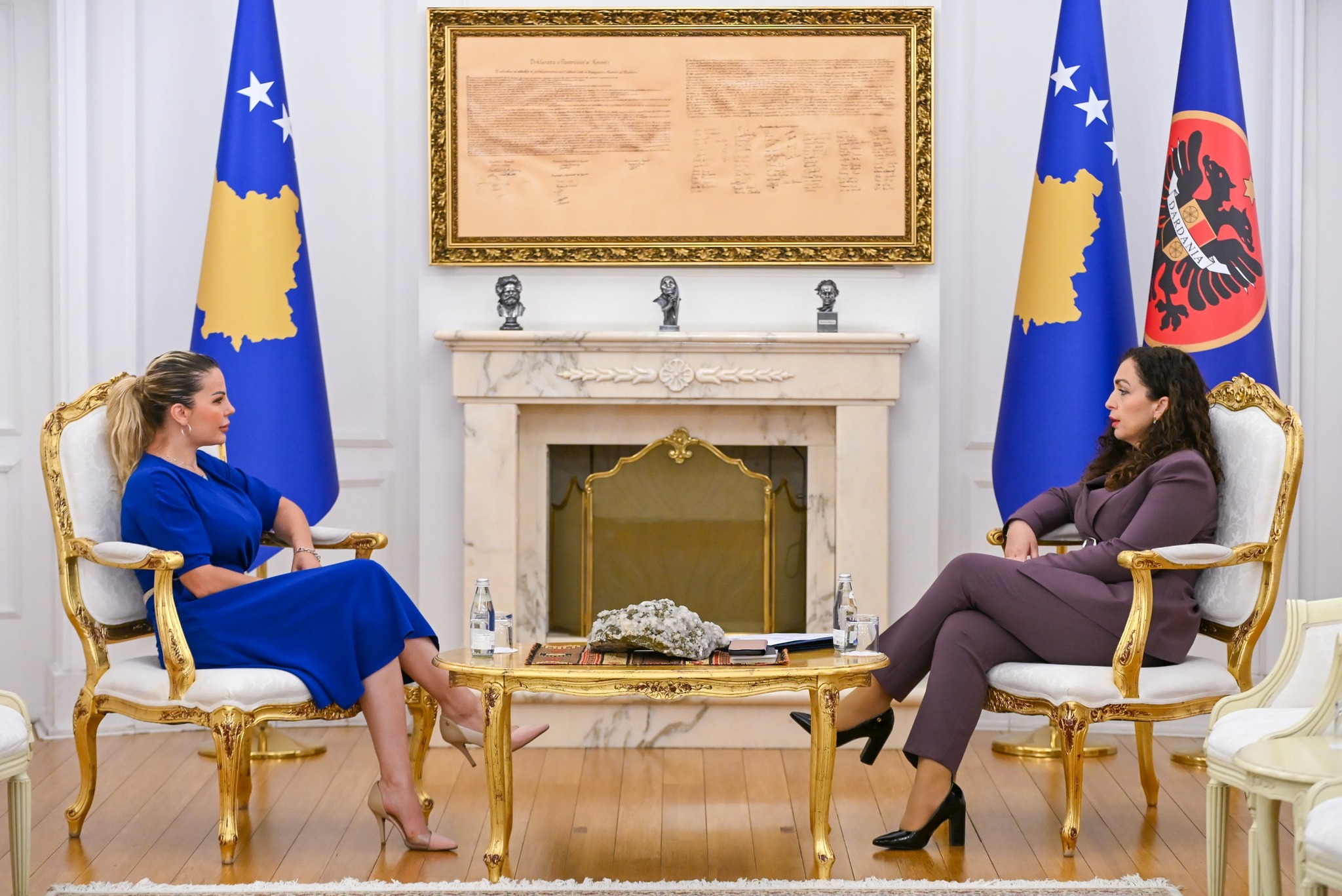 Takimet te Osmani vazhdojnë edhe pas përfundimit të seancës, në Presidencë po qëndron Duda Balje