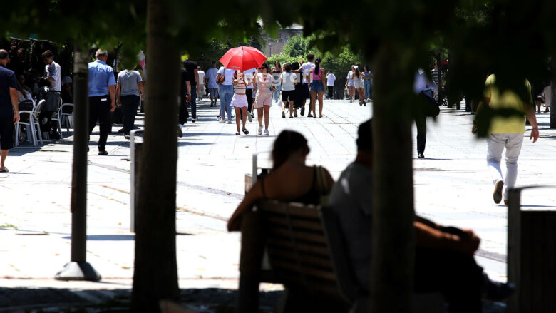 Sot temperaturat deri në 37 gradë, MSH kërkoi nga institucionet publike dhe private të zbatojnë masa mbrojtëse