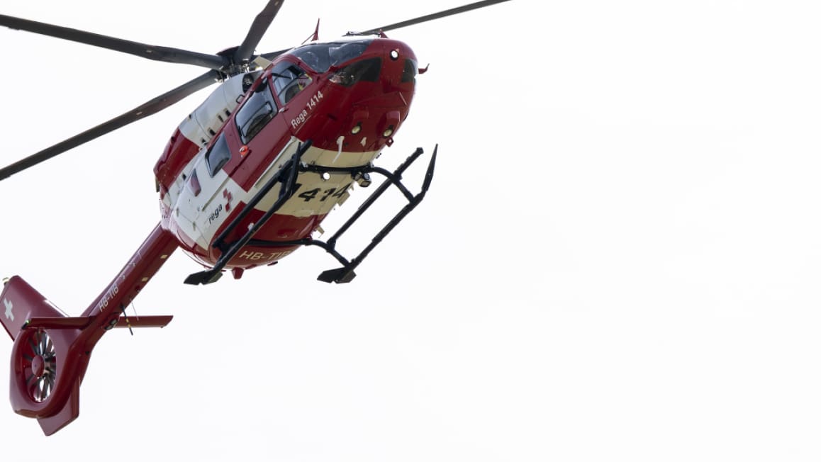 Rega në Oberägeri Zg në Veprim: Njeriu zhytet disa metra në thellësinë e punës së çatisë – të plagosura nga jeta e plagosur