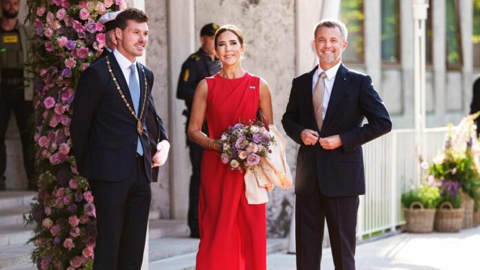 1751654238_news_image_image.gala_.de24412238t0jv8w1440r1.7778koeniginmarystyle3juliroterjumpsuit.jpg.jpeg