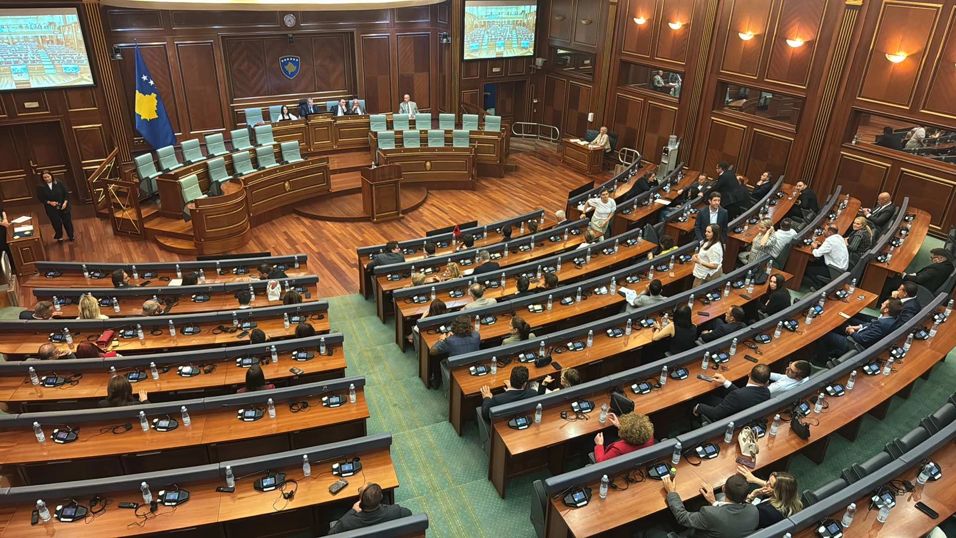 Alarmi i rremë për bombë jep shkëndija për zhbllokim të Kuvendit