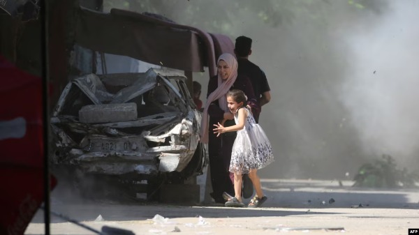 Sulmet ajrore izraelite vrasin 24 palestinezë në Gazë, përfshirë 10 që po kërkonin ushqim