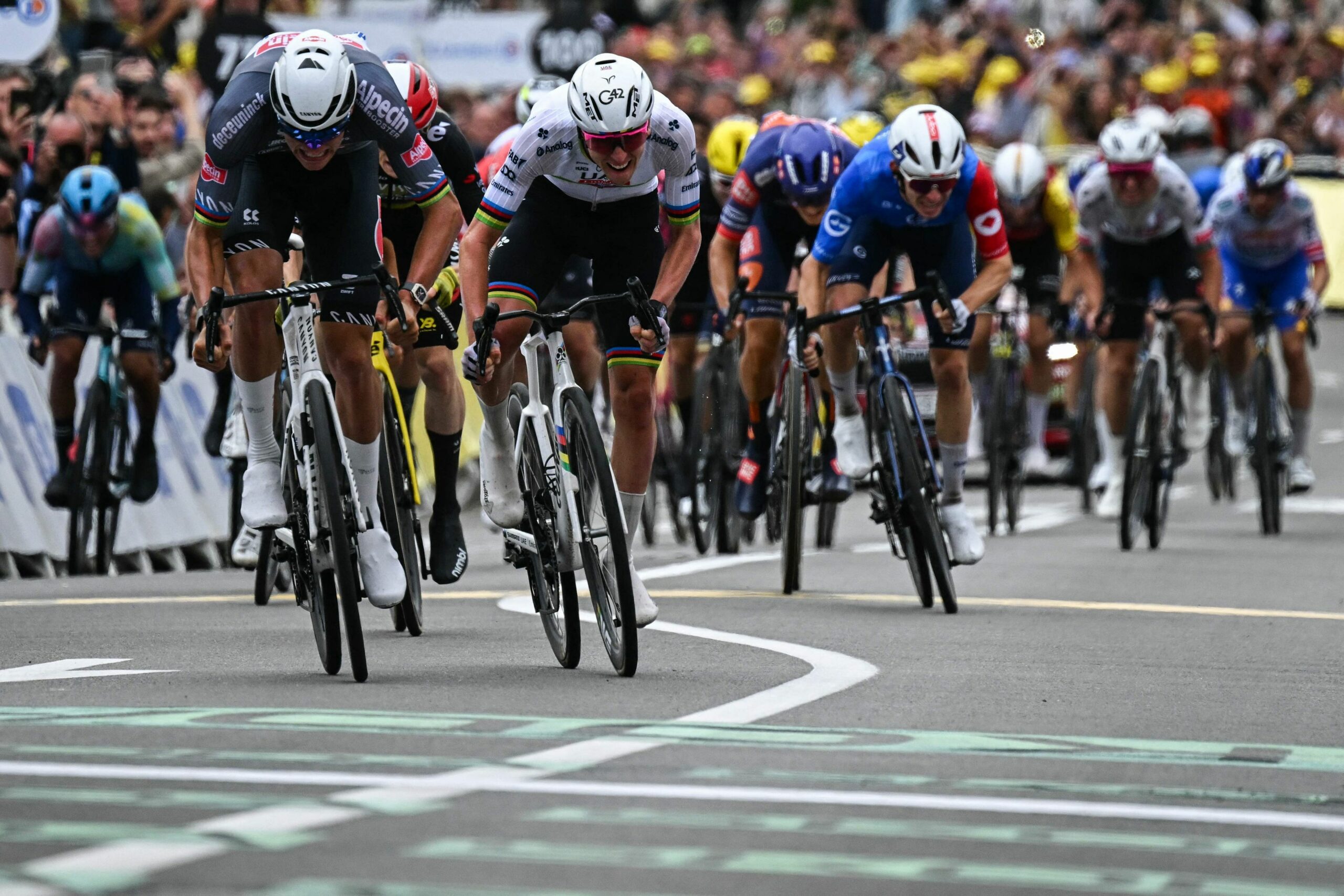 Mathieu van der Poel fiton sprintin dhe zbukurohet me të verdhë