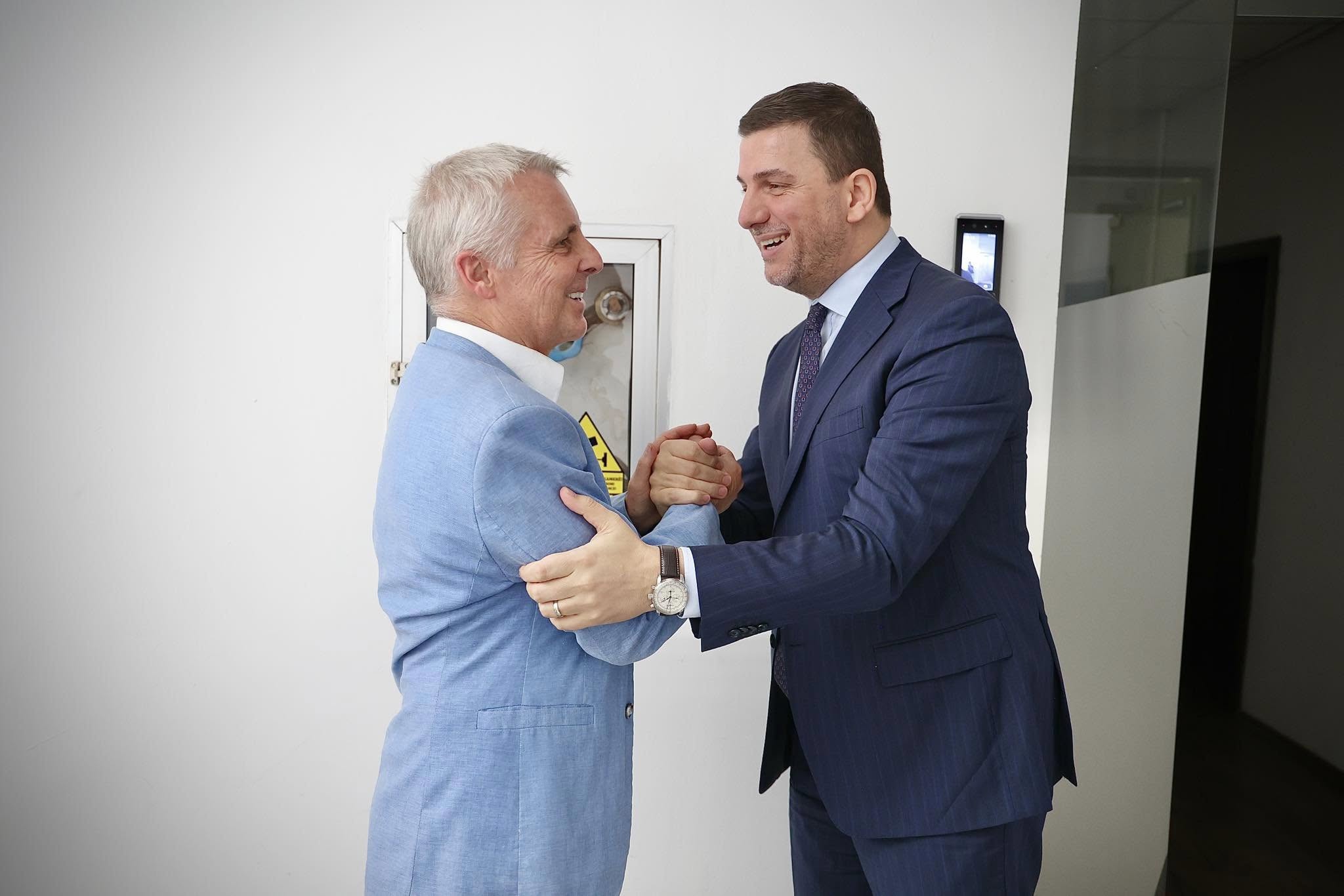 Kriza politike në Kosovë, ambasadori gjerman Rohde në selinë e PDK-së takon Memli Krasniqin