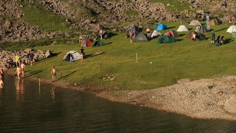 Grupi i Biblës i bën shëtitësit Häß: 50 kampe Hollandeze në Hotspot Instagram në Alpstein