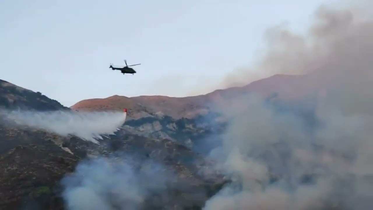 Vazhdon prej ditësh zjarri në Dukat, ndërhyrje edhe nga ajri për shuarjen e flakëve