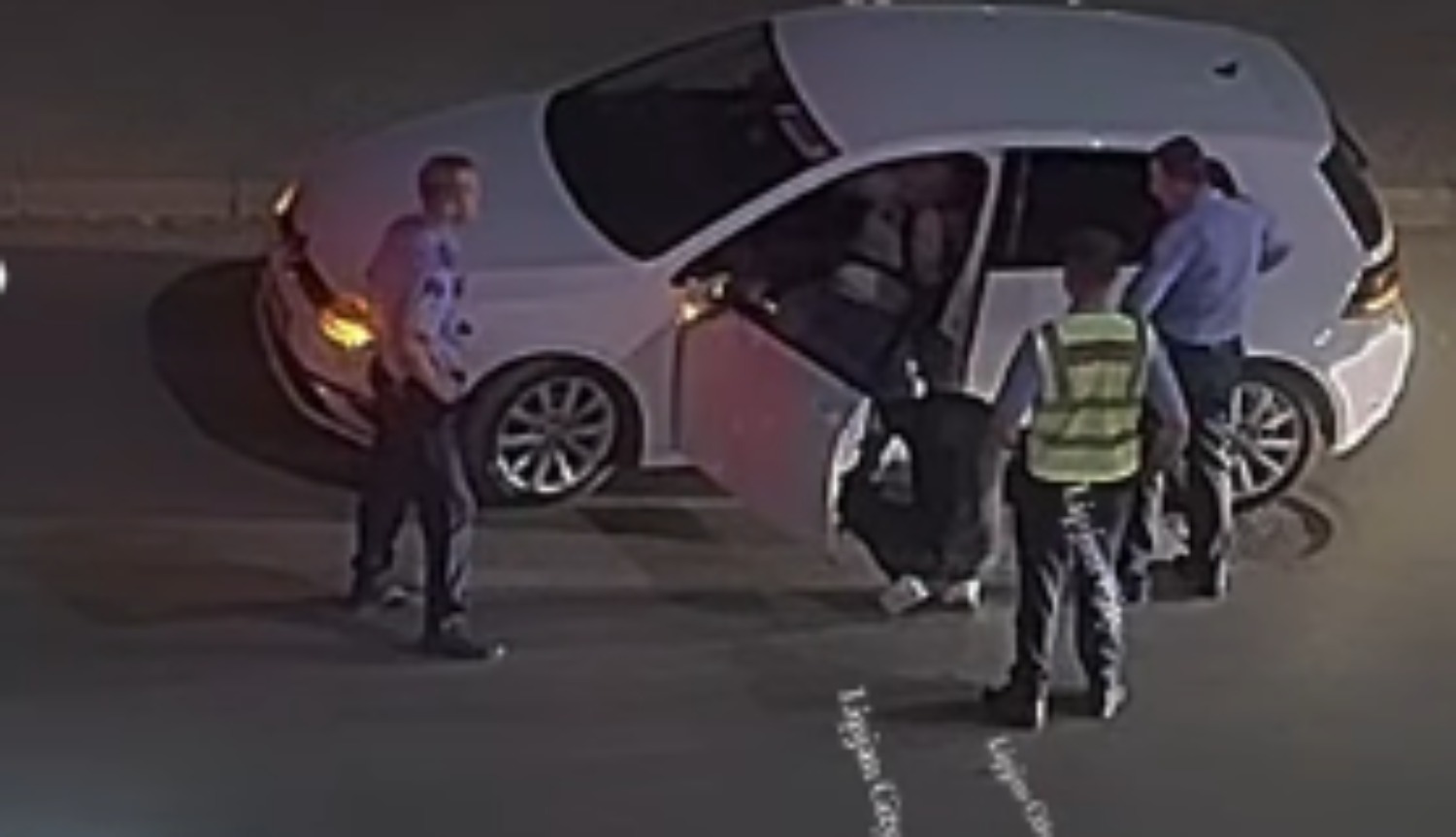 Pamje tjera, momenti kur Agon Zejnullahu del nga vetura me duar pas kokës, policët i gjuhen sipër…