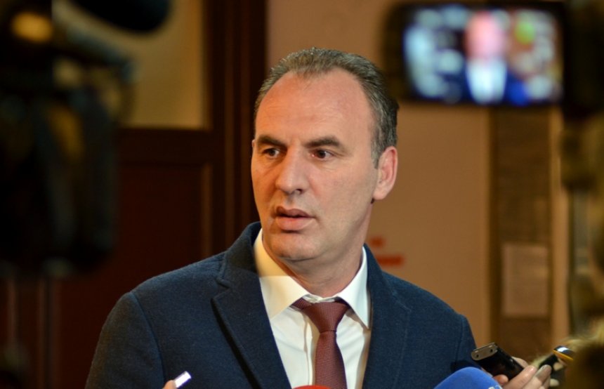 Gjykata obligon KGJK-në t’ia paguajë Fatmir Limajt mbi 57 mijë euro për qëndrimin pa të drejtë në paraburgim e arrest shtëpiak