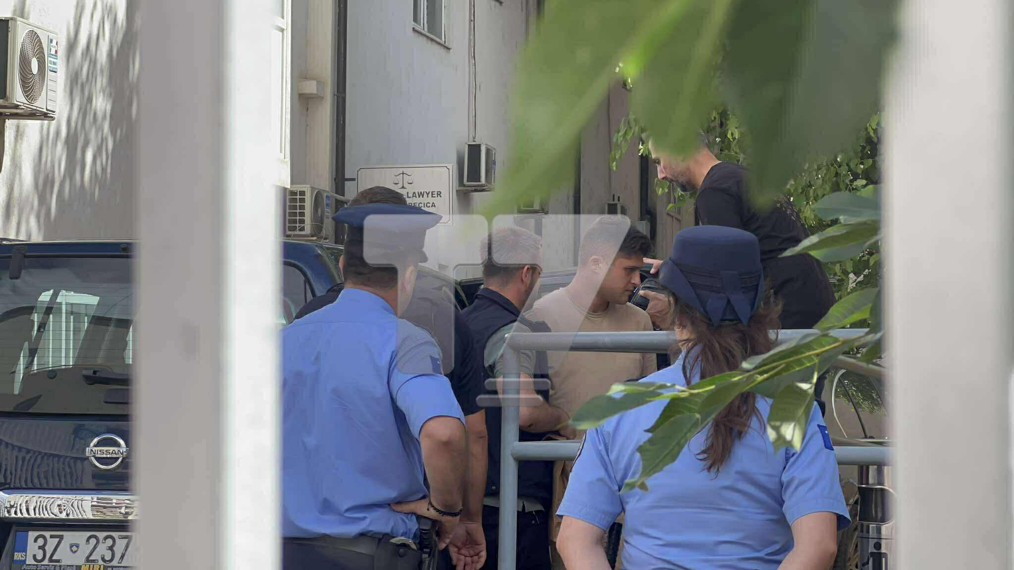 Pamje kur sillen të prangosur në gjykatë policët që dyshohet se e vranë me pranga në duar të riun në Lipjan