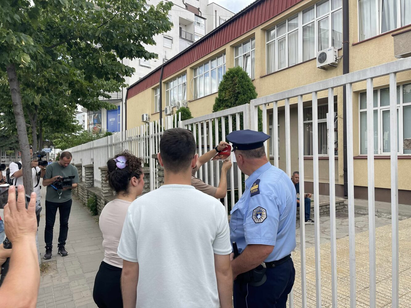 “Pa drejtësi, s’ka qetësi”, aksion simbolik para Policisë së Kosovës për vdekjen e Agon Zejnullahut