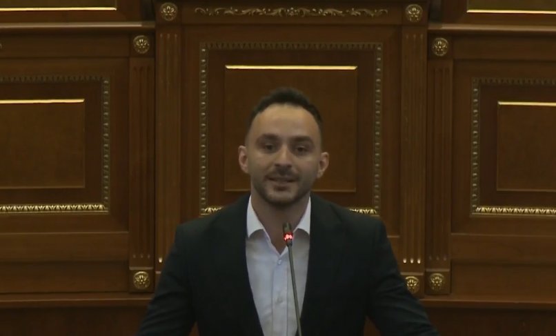 “Fitore, çka po keshë? A i ke kthy 200 mijë euro?”, Guri i LDK-së tallet me deputetët e LVV-së, Dehari ia ndalë “telefonin”