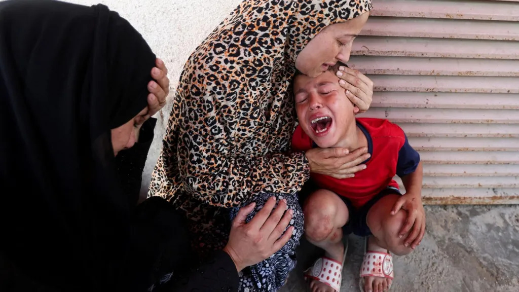 Fëmijë që prisnin në radhë për suplemente vriten nga një sulm izraelit në Gaza, thotë spitali