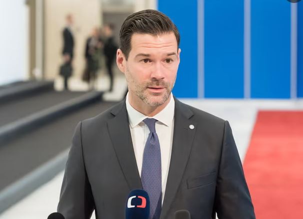 Ministri suedez tronditet pasi zbulon përfshirjen e djalit të tij me ekstremistët e djathtë: “Jam i tmerruar”