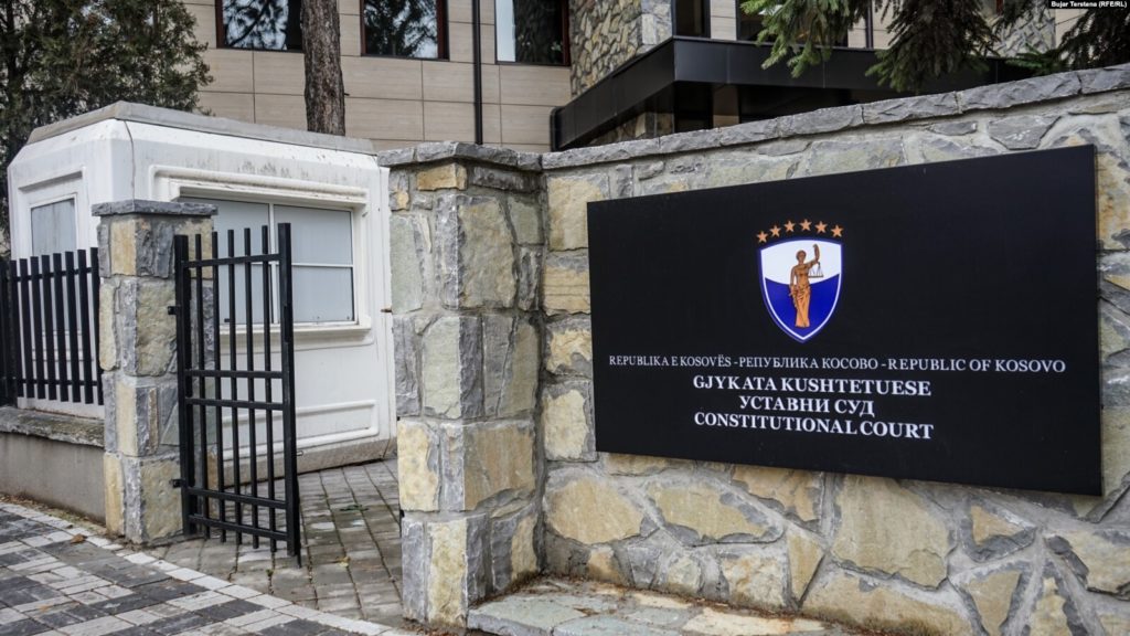 Gjykata: Ligji për Skemat Pensionale s’e shkel Kushtetutën, të larguarave dhunshëm nga puna në vitet ‘90 u lejohet pensioni
