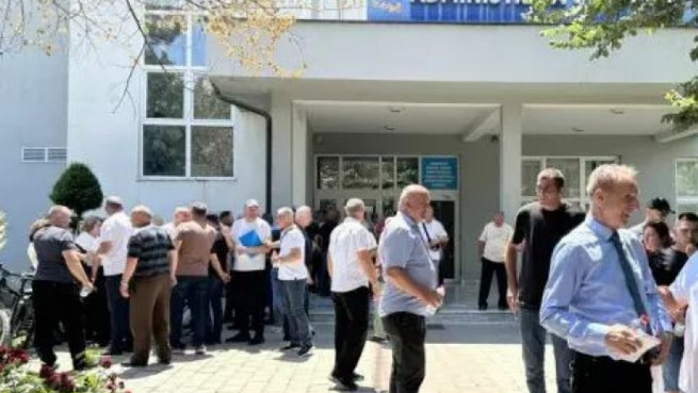 Punëtorët e sigurimit të QKUK-së në grevë, kërkojnë rikthim në punë