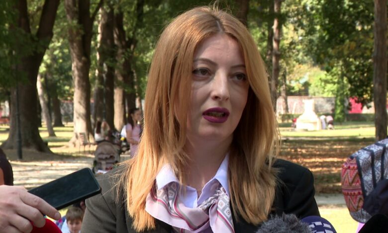 Sulmohet fizikisht kryetarja e Qytetit të Shkupit Danella Arsovska – Sulmi ndodhi në Çair, pëfundon në spital