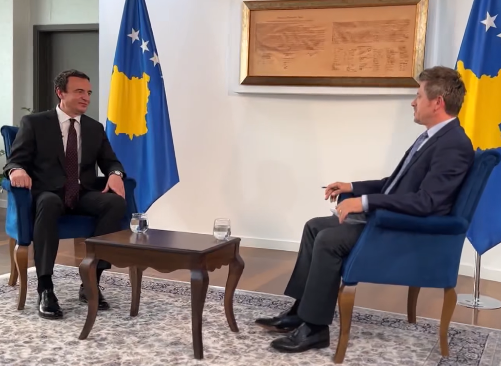 Intervistuesi i Kurtit Blerim Haxhiaj pranon që OJQ që e themeloi mori 100 mijë euro nga Qeveria, sulmon mediat e kolegët