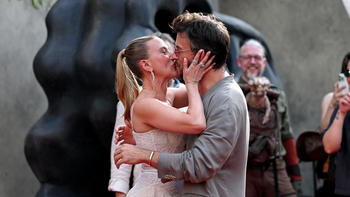 Scarlett Johansson + Jonathan Bailey: doesfarë mendon burri Colin Jost për puthjet e saj?