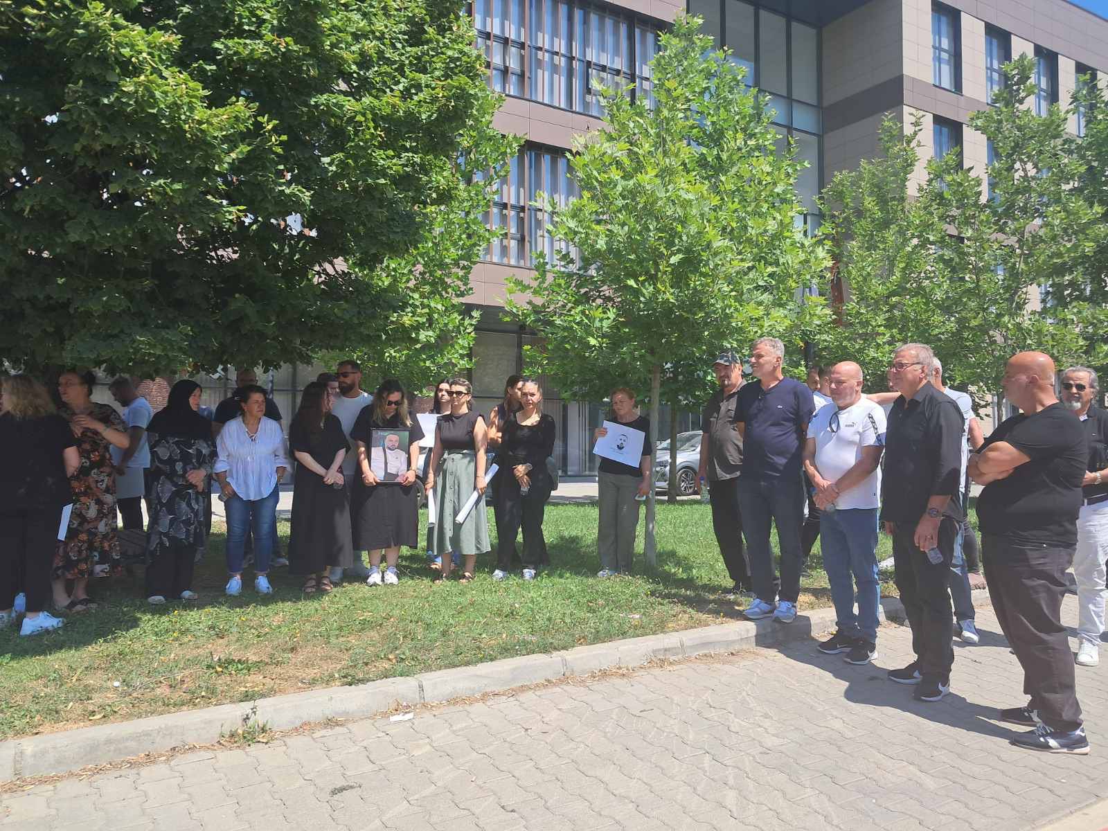 “Nuk kërkojmë hakmarrje, por drejtësi”, familjarët e Agon Zejnullahut kërkojnë hetim të drejtë, të plotë dhe transparent