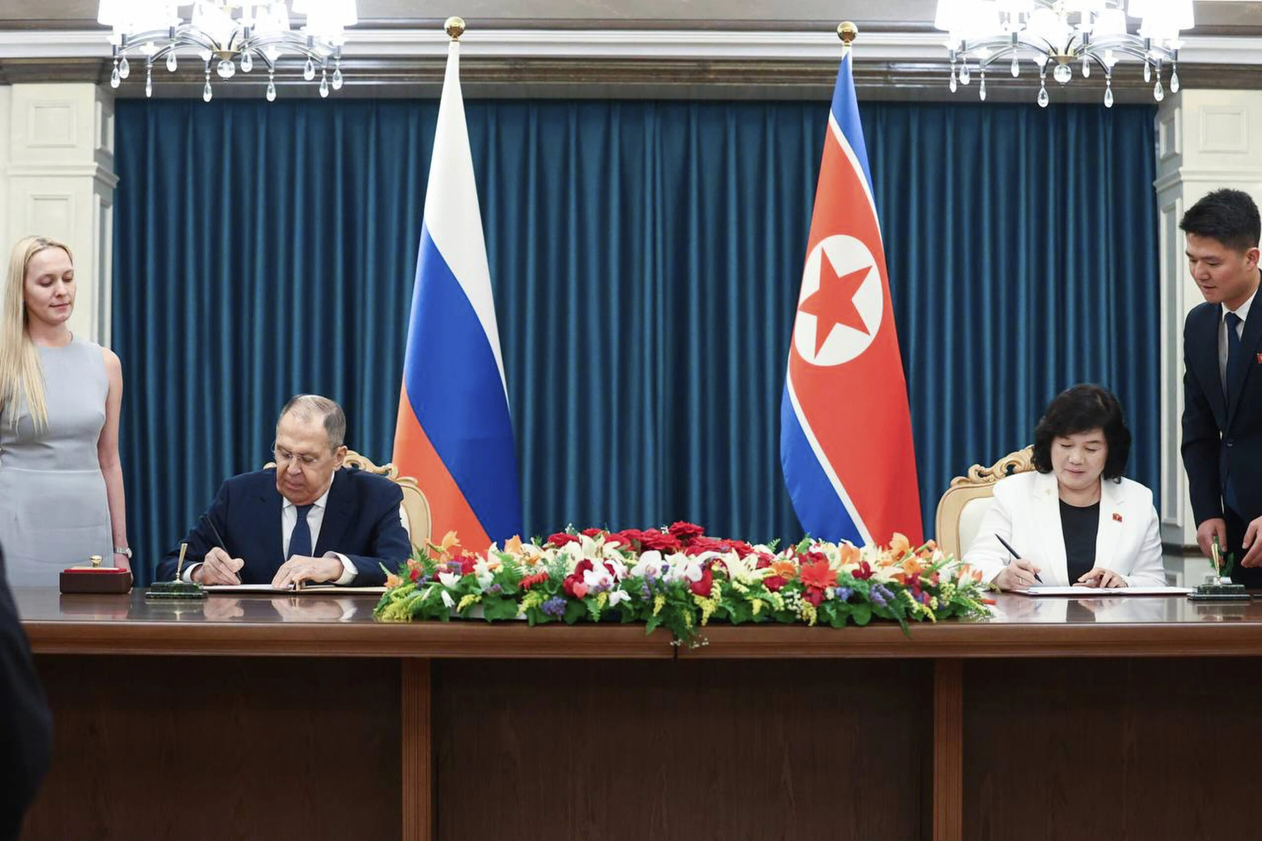 Lavrov takohet me homologen verikoreane, Pyongyangu rikonfirmon mbështetjen për Rusinë