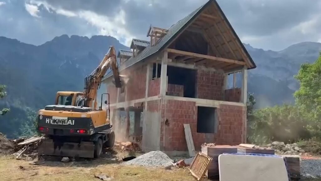 Rinis operacioni për rrënimin e ndërtimeve pa leje në Theth