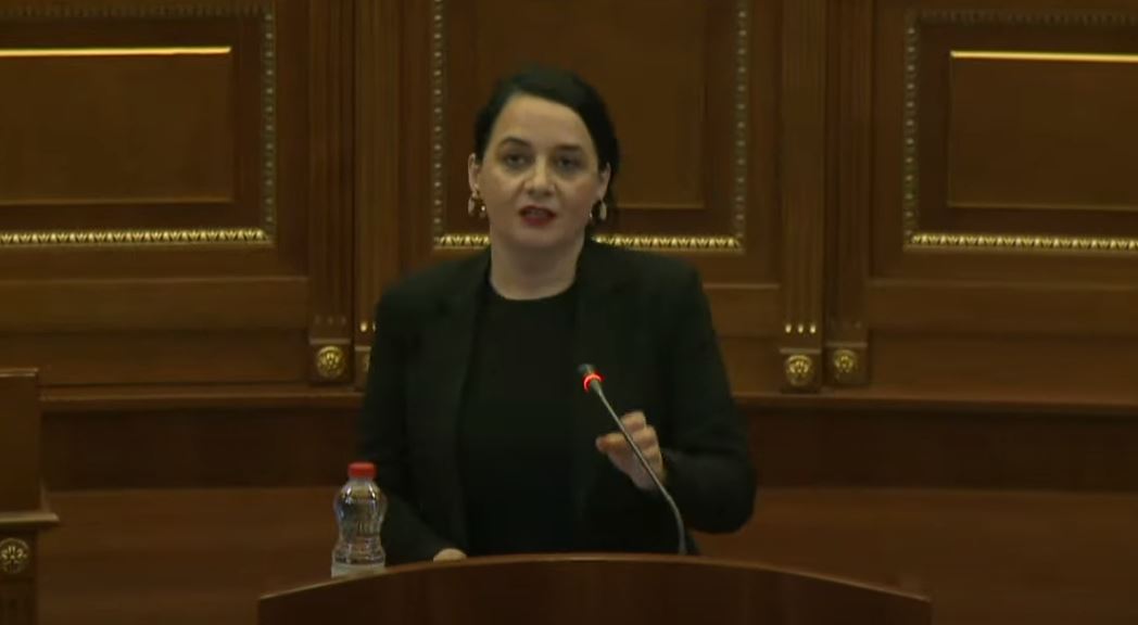 “Bingo”, Fitore Pacolli “e gjen” palën bllokuese në Kuvend, kërkon t’iu merren mandatet: S’mund të vazhdojmë kështu