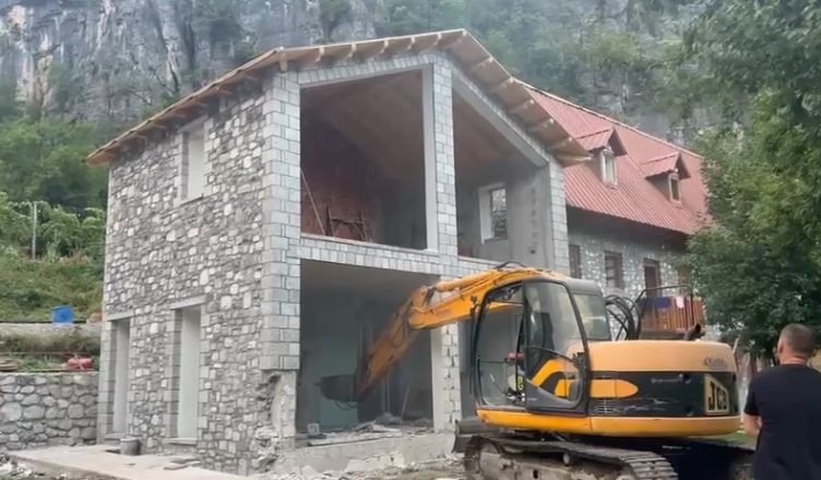Theth/ IKMT vijon prishjet, tensione dhe prezencë e shtuar policie pas incidentit me molotov