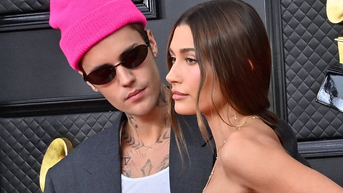 Justin Bieber Raves Rreth Fotografive të Hot Bikini të Hailey