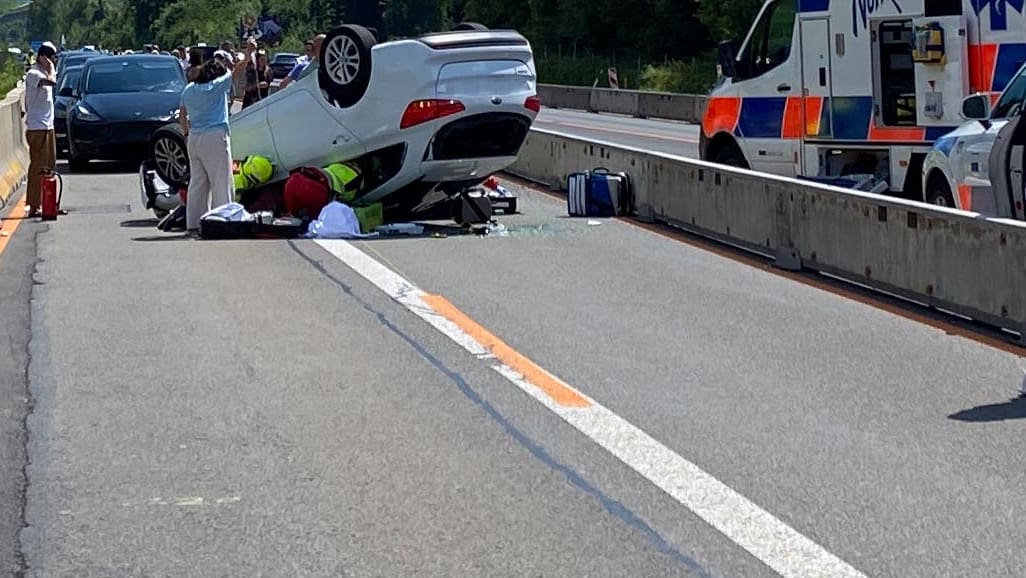Dy persona në rast të një aksidenti në Risch-Rotkreuz ZG të plagosur ndjeshëm: përplasjet e makinave kundër pjesës së betonit dhe përfundojnë në çati