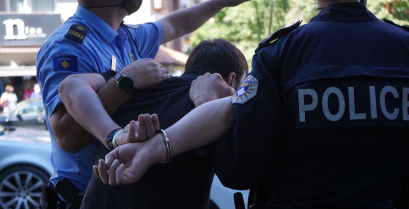 Rrahje me karrige në një restorant në Ferizaj – nxirret arma, 4 të arrestuar