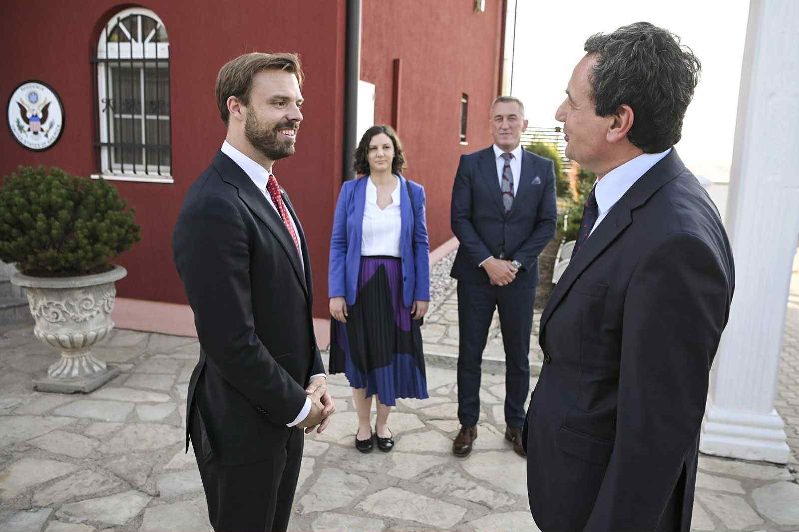 Kurti me Rashiqin e Rizvanollin në rezidencën e diplomates amerikane për takim me zyrtarin e DASH – çfarë u diskutua sipas tij?