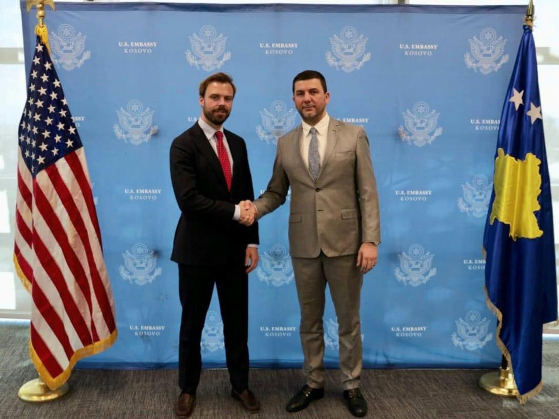 Krasniqi pas takimit me zyrtarin e lartë të DASH: SHBA aleati ynë më i rëndësishëm – Kosova partnere e palëkundur e tyre