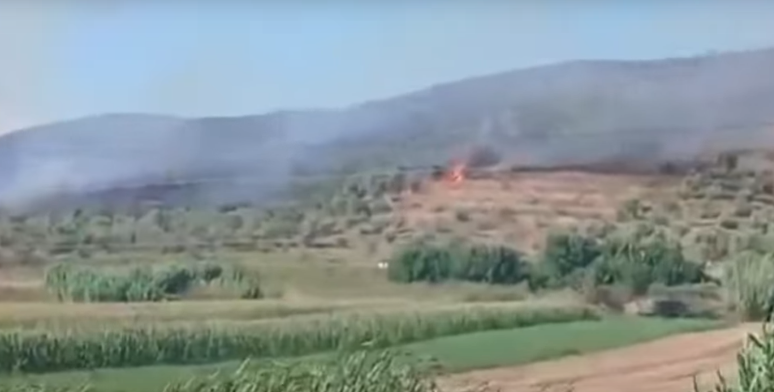 Zjarr masiv në Elbasan, nis ndërhyrja nga ajri me dy helikopterë