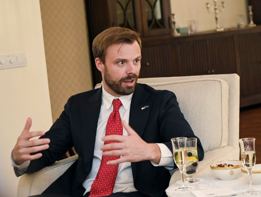 Çfarë u diskutua në takimet e politikanëve me zyrtarin e DASH-it?