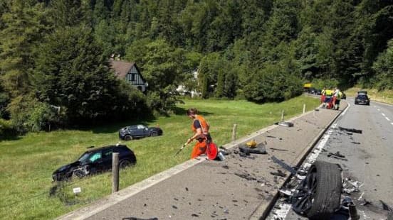 Aksidenti në Hirzel ZH: Pesë lëndime për përplasje frontale, përfshirë dy fëmijë