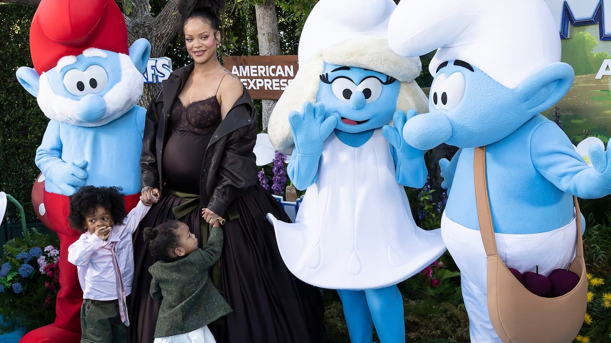 Premiera “Schlumpfe” në L.A.: Rihanna shtatzënë i sjell djemtë e saj me vete