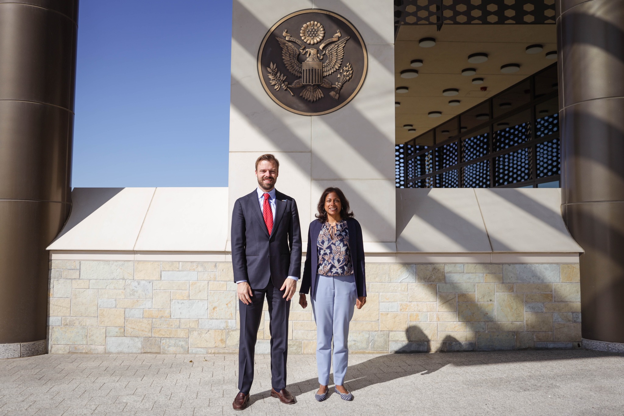 Ambasada amerikane del me njoftim për vizitën e zyrtarit të DASH’it, i quan konstruktive takimet me akterët politikë