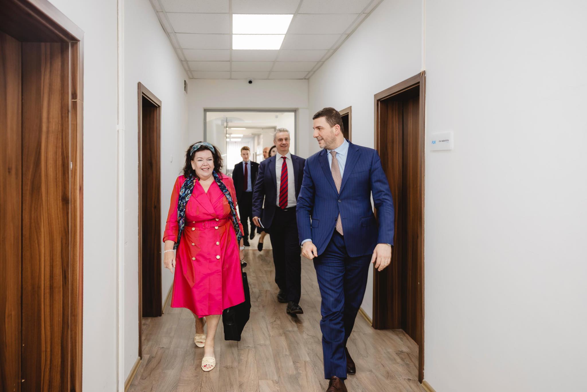 Krasniqi pret në takim të Dërguarën e Posaçme të Britanisë, temë edhe dialogu Kosovë-Serbië