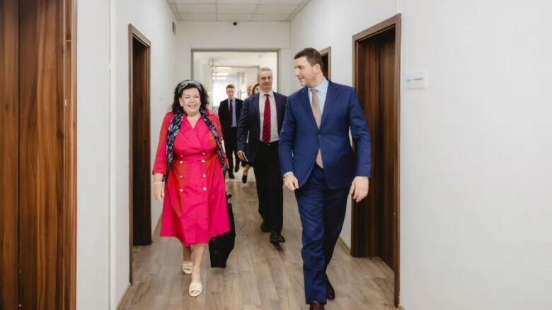​Krasniqi takon përfaqësuesen britanike: Kriza institucionale po e dëmton Kosovën