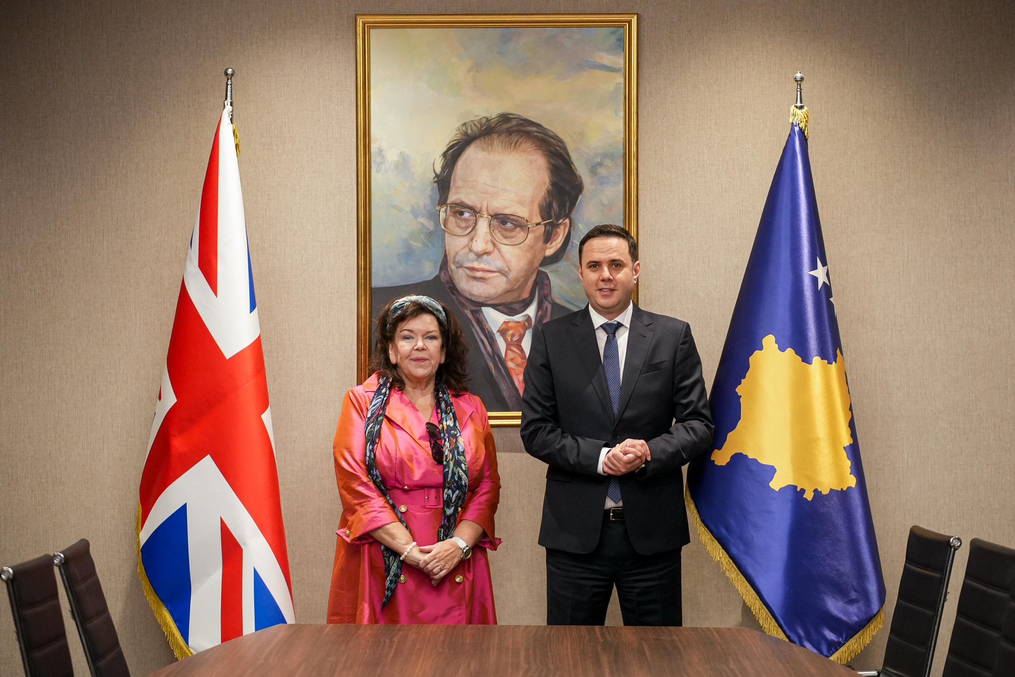 Takimi me emisaren britanike, Abdixhiku flet me të për krizën institucionale