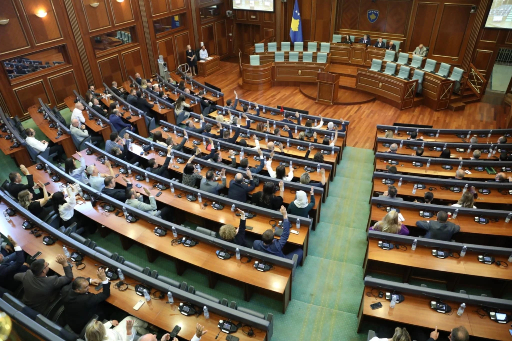 Sot vazhdon seanca konstituive