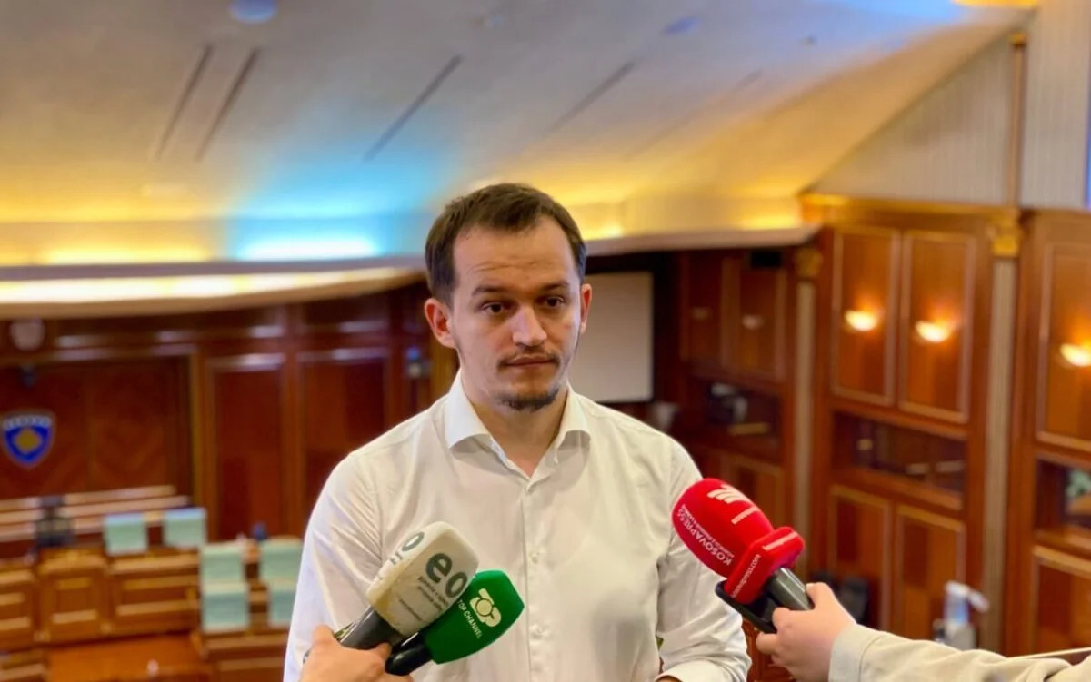 Cakolli pas vendimit të Supremes: Kurti e ministrat madje s’duhet as të takohen më në Qeveri