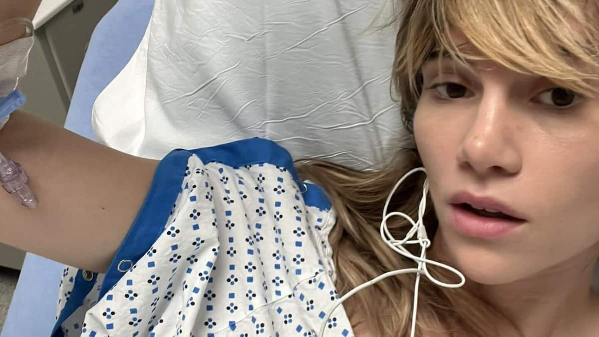 Suki Waterhouse vesh pantallona shumë të ngushta dhe përfundon spitalin