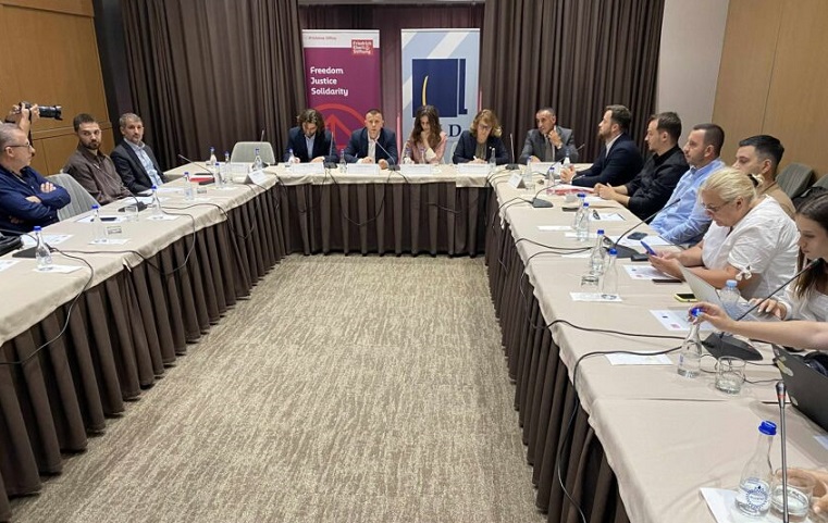Takimi mes deputetëve, “pushteti” flet për kompromis, “opozita” e akuzon për “vetë-grushtshtet”
