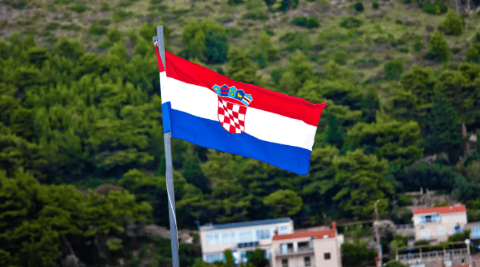 Kroacia nderon shqiptarët, flamuri kuqezi në Zagreb në paradën e 30-vjetorit të luftës kundër serbëve