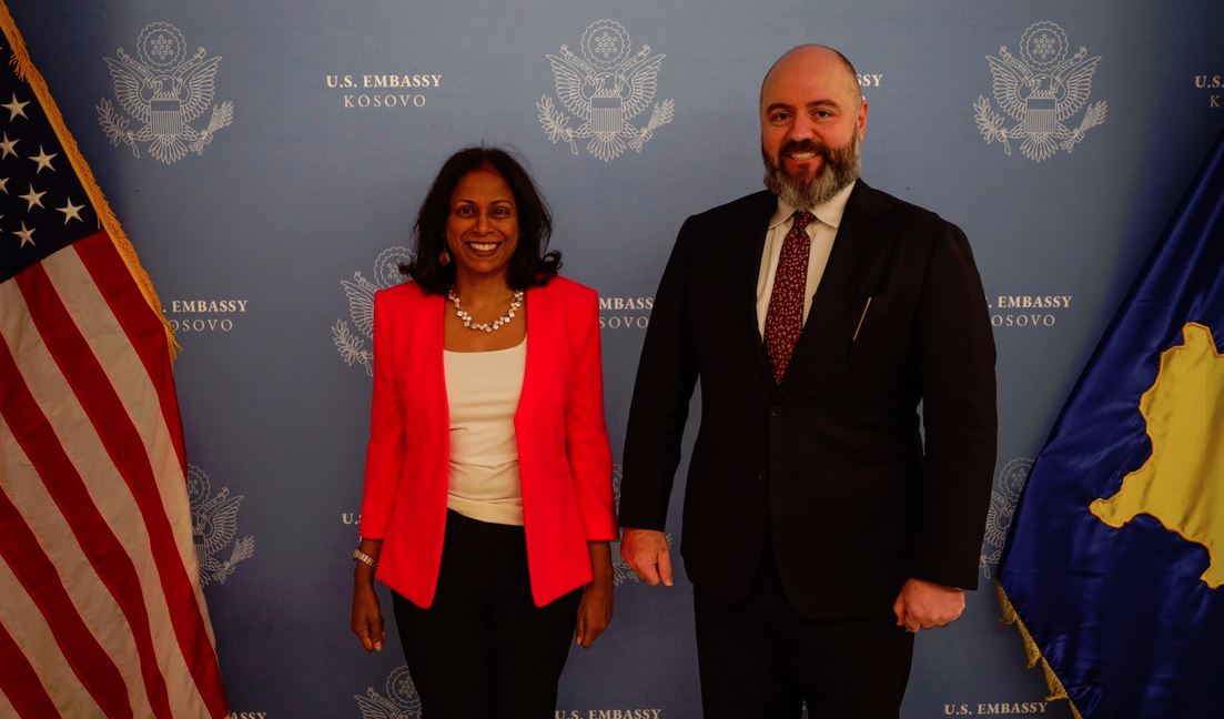 “Diskutime për bashkëpunimin SHBA -Kosovë në fushën e mbrojtjes”, zyrtari amerikan mbërrin në Kosovë, Ambasada jep detaje