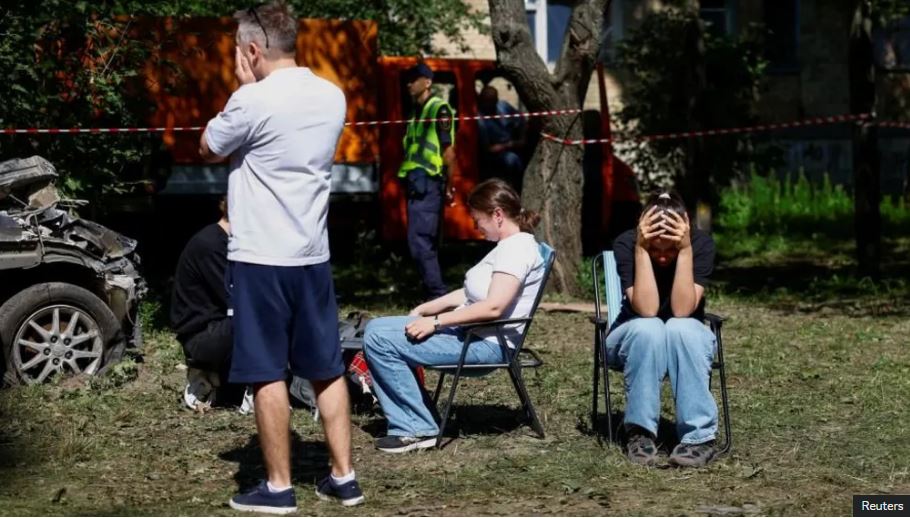 Zelensky kërkon sanksione më të ashpra pas sulmeve ruse që vranë 31 persona në Kiev